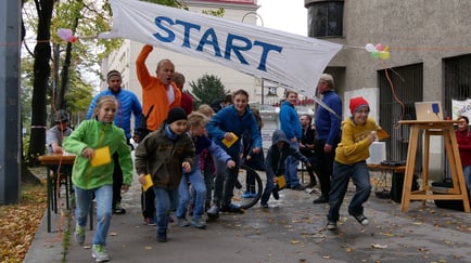 Start/Ziel ist vor der Kirche. Eine Runde ist ca. 400m und geht Rosenackerstraße - Gomperzgasse - zurück zur Kirche.