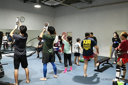 ▲ケトルベル、バーンマシンなど筋トレ道具も充実！