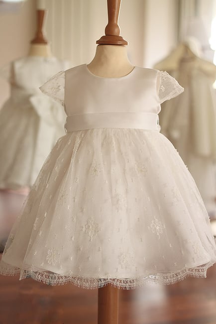 Robe baptême bébé fille en satin et dentelle. Fait-main à Neuilly-sur-Seine. Envois dans toute la France. Magasin baptême Paris, Ile de France.