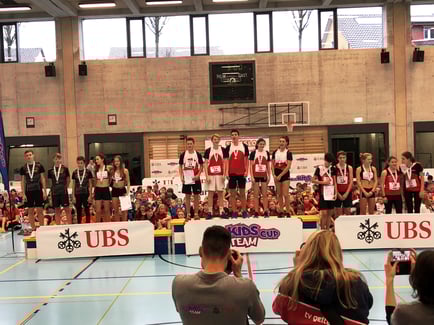 Siegerehrung U16 mixed mit LAS Old Boys Basel/2., TV Gelterkinden/1. und TV Muttenz/3. (Foto: Uwe Krischker)