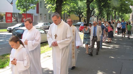 Um 9:30 ging die Prozession von der Sandleiten Kirche weg.