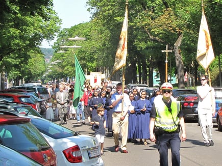 In der Alszeile vor der Sühnekirche traf die Sandleiten Prozession auf die anderen Pfarren aus Hernals.
