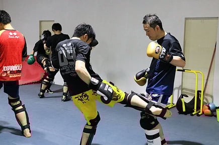 ▲グローブ、レガースなどの練習道具は無料でお貸ししてます