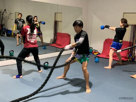 ▲ケトルベル、ヘヴィーロープなど様々な筋トレ道具があります