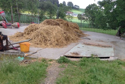 Energie aus Gülle und Mist Foto Geschossene Gülle Grube. Mit einfacher nutzung als Endlager für reine Güllebiogasanlagen günstig einfach und praktisch