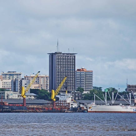 L'immeuble ONCPB, vu du port de Douala