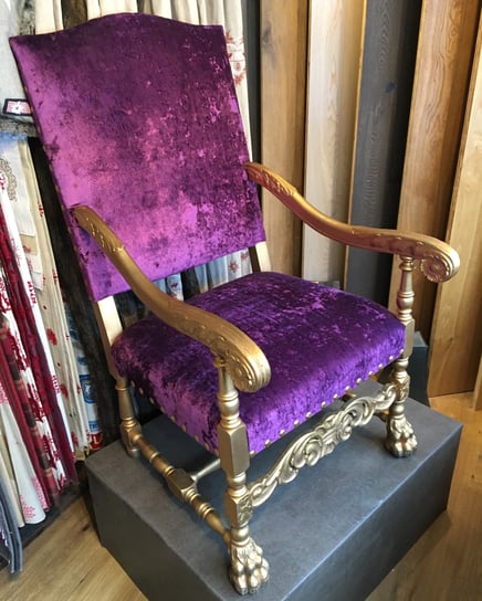 Polsterstuhl neuer Bezug mit lila Möbelstoff von Creation Winter alte Möbel restaurieren Zermatt Wallis Innendekorateur