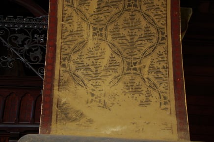 Teilansicht eines Bogen zum Säulengang