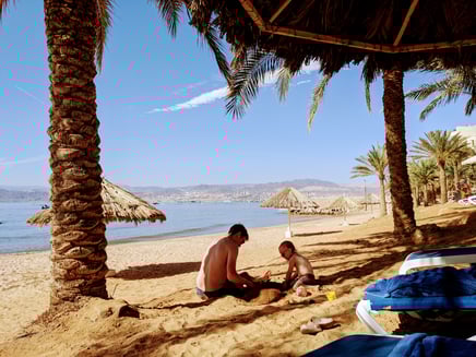 Sandburgen bauen mit dem Onkel