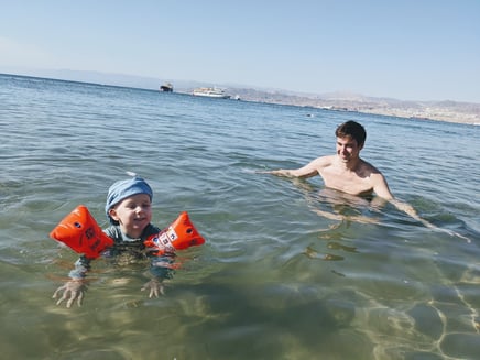 Johanna wird im Meer immer selbstbewusster