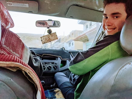 Früh morgens werden zum Eingang von Petra gefahren