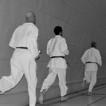 Gemeinsames Aufwärmtraining beim Karate und Jiu Jitsu.
