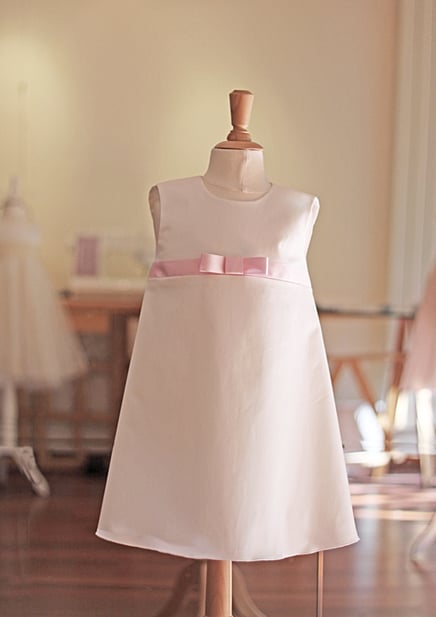 Robe cérémonie fille trapèze en coton ivoire. Robe de cortège enfant. Robe de fête fille. Robe de baptême.
