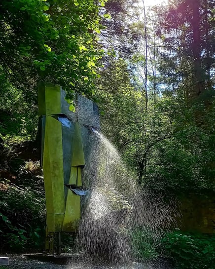 "Das 5-sinnige weise Haupt" vom Objektkünstler Hartwig Weisshaupt am Einstieg der Groppensteinschlucht
