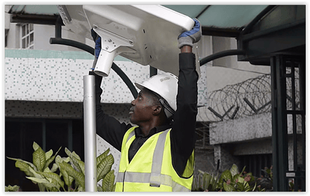 Installation d'un candélabre solaire