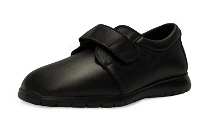 Zapato de caballero de diseño actual, fabricado en piel adaptable de vacuno, que fusiona la elegancia con el máximo confort y adaptabilidad. Las costuras internas estan protegidas, evitando roces o erosiones en pies sensibles.