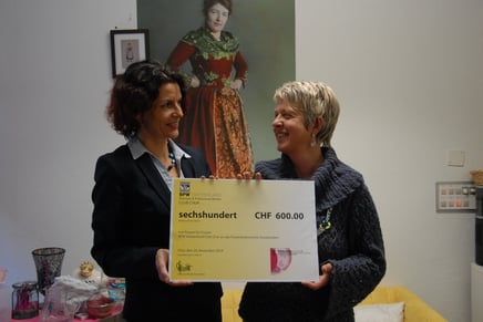 Domenika Schnider Neuweiler Präsidentin BPW Club Chur (li.), übergibt Silke Margherita Redolfi den symbolischen Check über 600 Franken. (Bild: Silvia Graf). 