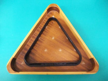 外側のラックがこの木製ボール用のもので、内側の黒いラックが通常のプール用のラックです