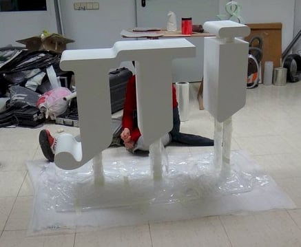 Letras de Logo, alzadas con tubos transparentes