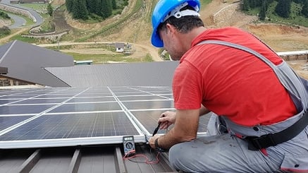 Rooftop solar instllation foreman