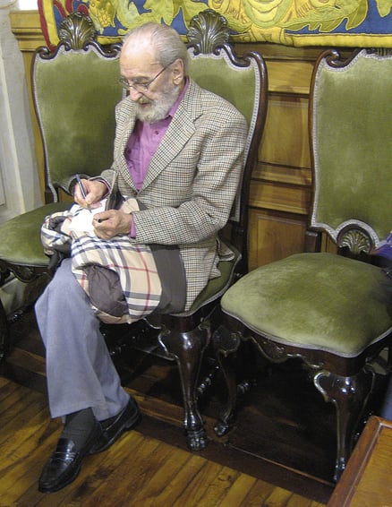 Ángel González el 3 de diciembre de 2007, al finalizar el acto homenaje de su investidura como doctor honoris causa en el paraninfo de la Universidad de Oviedo.
