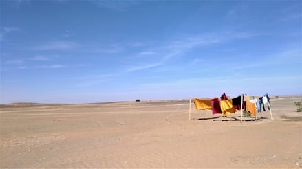 現在住んでる場所ってこんな感じです。モロッコ・サハラ砂漠で洗濯ものを干すと、速攻で乾きますね(笑)