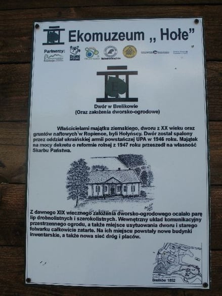 Tablica informująca o istnieniu dworu w Brelikowie. Takie tablice informacyjne w kilku wsiach powstały w ramach Programu tworzenia ekomuzeów w Bieszczadach.