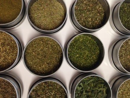 verschiedene grüne Kräuter