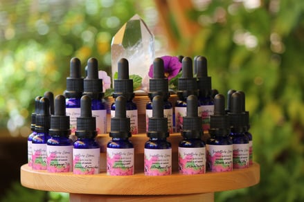 Holzständer mit Essenzenfläschchen und mittig einem Bergkristall, www.passion-of-nature.ch