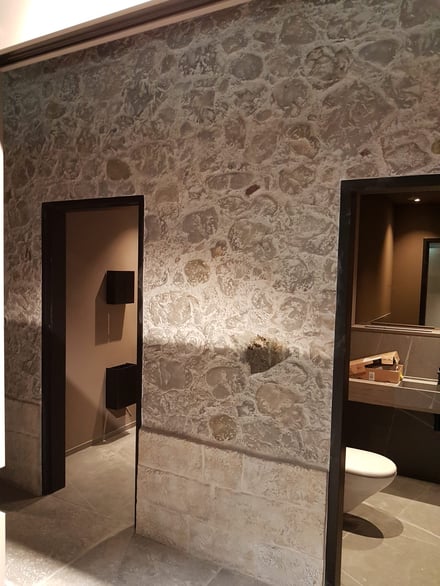 Authentische Kombination von Burgsteinen (unten) und Schlossmauer