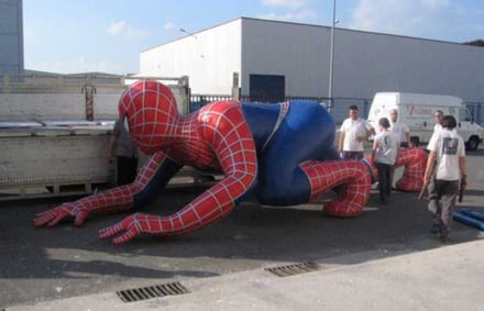 Spideman Corporeo de 8 metros de largo, se fabricón para la fachada del estadio de futbol Estadio Calderón con motivo de la presentación de la pelicula Spiderman II