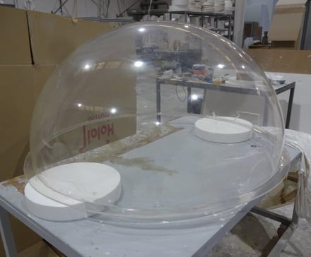 Semiesfera de metacrilato 130 cm de diametro , con solapa perimetral