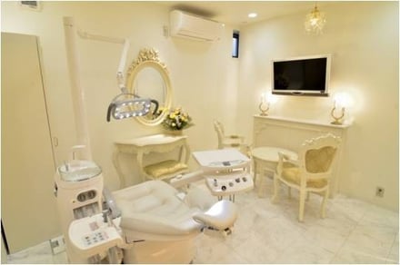 矯正治療やホワイトニングはサロンのようなプライベート空間で治療を受けて頂けます