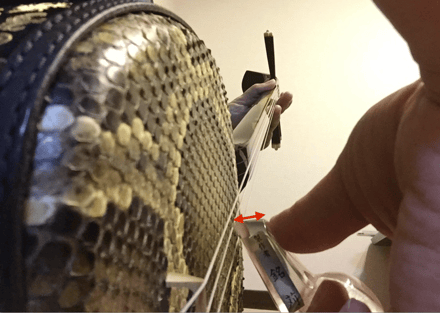 弦に対してバチは寝かせる