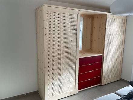 Arvenschrank mit Schiebetüren