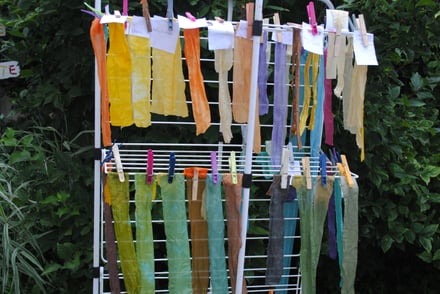 Teinture végétale jardin tinctoriale visite animation scolaires foulards en soie centre de loisirs biologique pédagogique tableaux textiles patchwork tissu développement durable potager biologique roses stages loire lyon forez montagnes du matin  