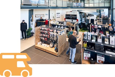 Der Camperwelt-Fischer-Shop in Celle ist zu sehen – mit Kunden und über 11.000 verfügbaren Artikeln.