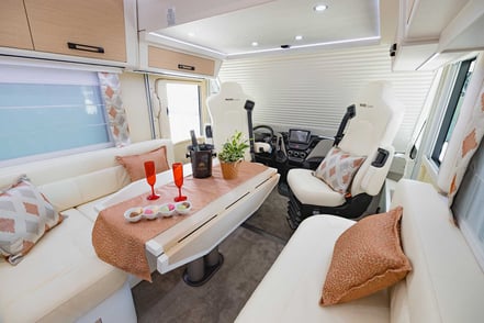 Innenraum eines Notin-Wohnmobils – Blick in den Wohnbereich.