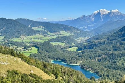 Berge bei gutem Wetter und Sonnenschein in der Umgebung von Ramsau.