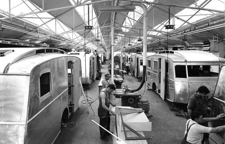 istorische Aufnahme: Notin-Bauwerkstatt in Schwarz-Weiß, aus den Anfangsjahren der Firma.