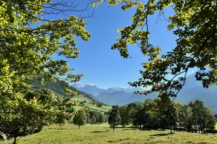 Waldige Gebirgskulisse bei schönem Wetter.