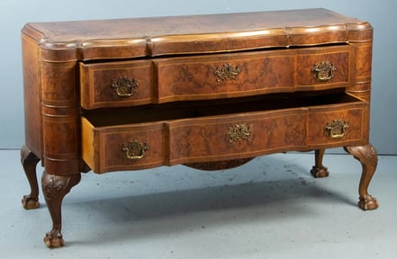 Commode, Chippendale stijl Wortelnotenfineer op eikenhout, messing beslag, 2 lades, klauwpoten 140 x 80 x 50 cm