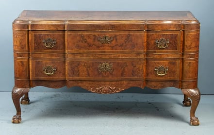 Commode, Chippendale stijl Wortelnotenfineer op eikenhout, messing beslag, 2 lades, klauwpoten 140 x 80 x 50 cm