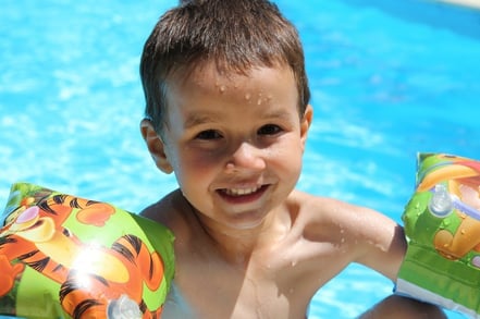 enfant à la piscine du camping dordogne