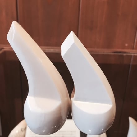 三線バチ クジラの歯(左)、象牙(右)