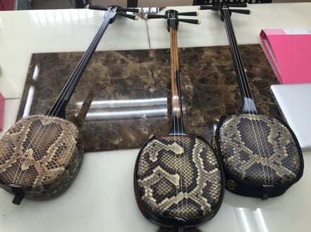 銘苅春政氏作の三線