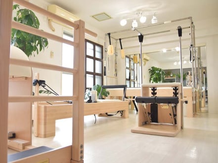 ピラティスマシンのあるスタジオ内観