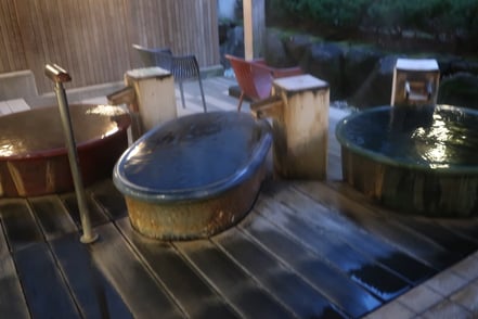 Ein Tablett mit edlen rohen Fleischstücken, Saucen sowie Salat und Reise als Beilage