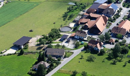 Westansicht auf die Anlage des Pensionsstalls