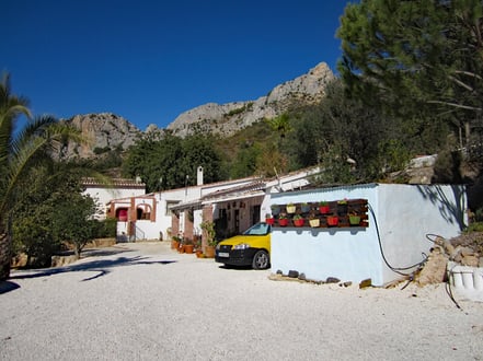 Finca mit Apartments und Bergen im Hintergrund in Andalusien, Südspanien
